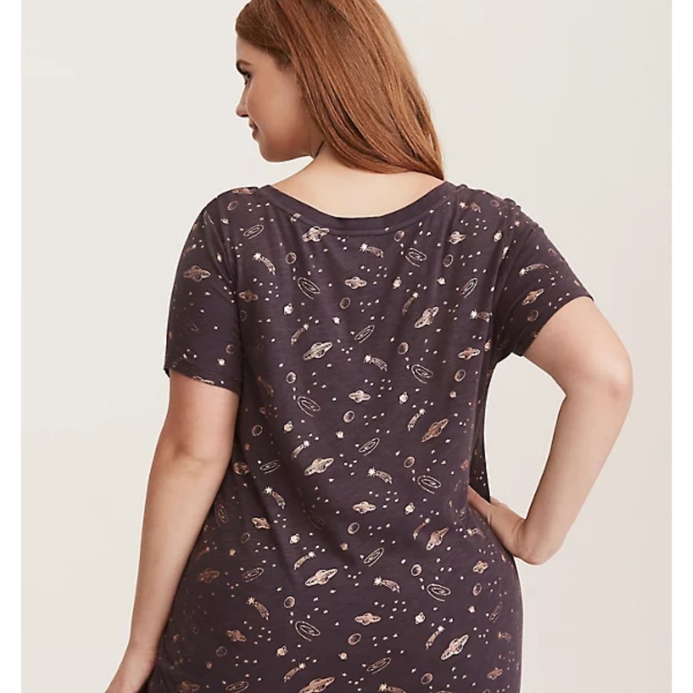 Torrid metallic galaxy print v neck pocket tee - Picture 2 of 6
